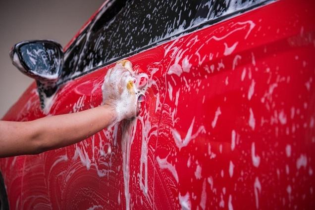 Escriturária dispensada por lavar carro no trabalho tem justa causa revertida
